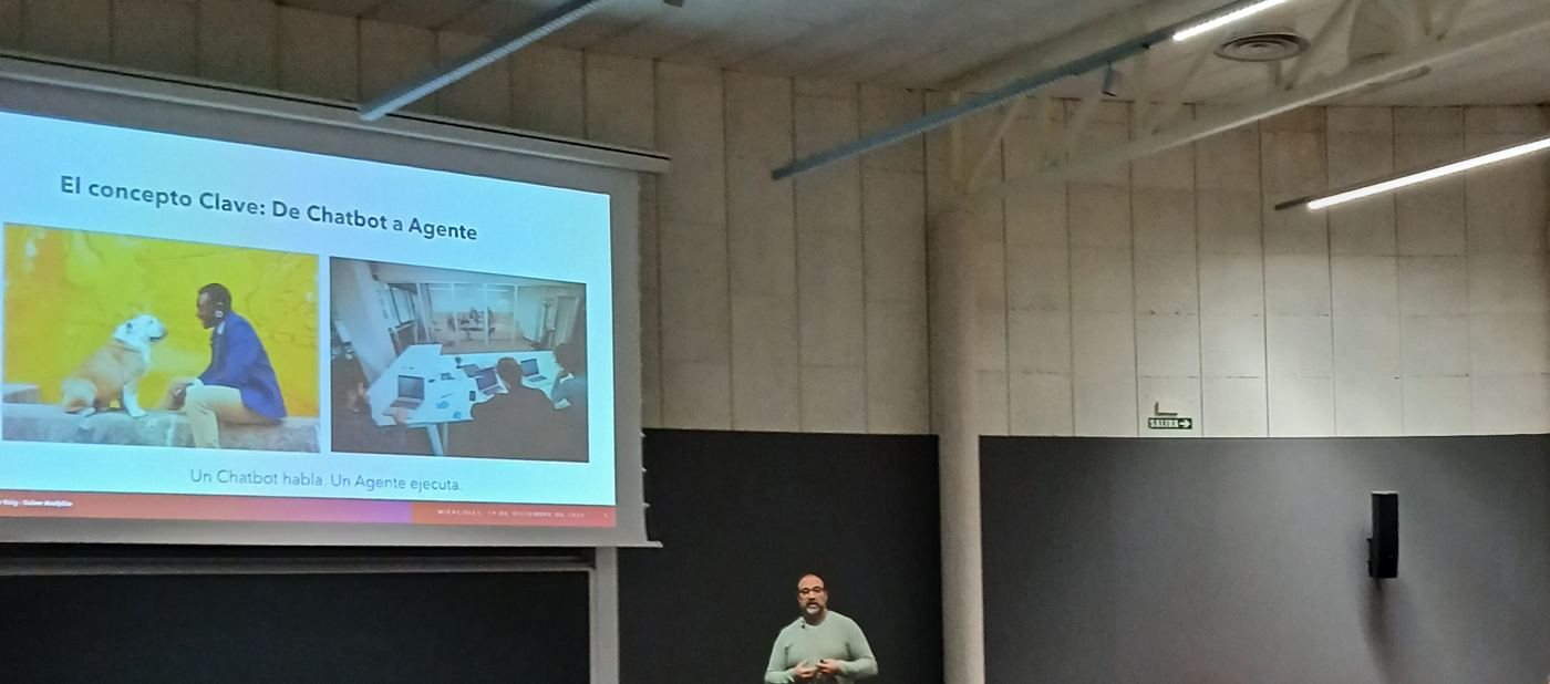 Javier Roig explicando la diferencia entre chatbot y agente de IA